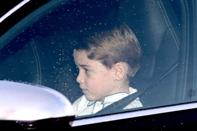 Le prince George arrive en voiture au déjeuner de Noël au palais de Buckingham, le 18 décembre 2019 à Londres