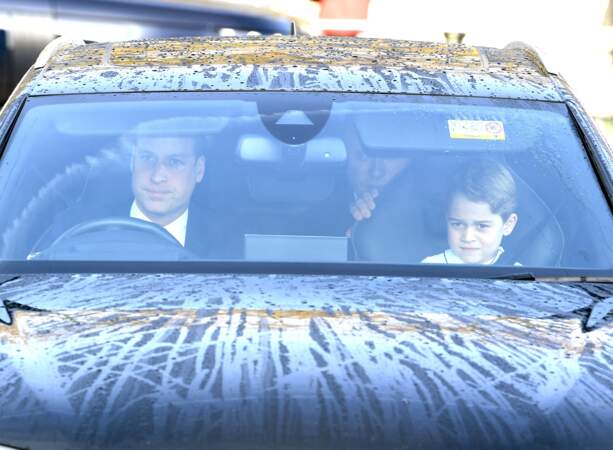 Le prince George et le prince William arrivent au palais de Buckingham en voiture, le 18 décembre 2019 à Londres