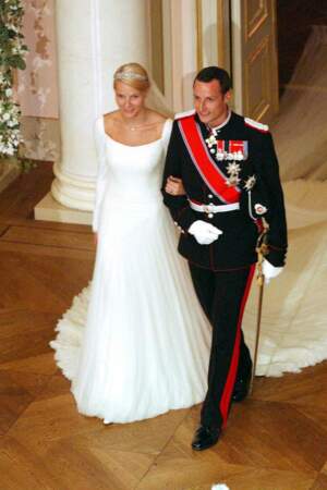 Pour son mariage avec le prince Haakon de Norvège le 25 août 2001, Mette-Marit a choisi d'être emmenée devant l'autel au bras... de son futur époux. 