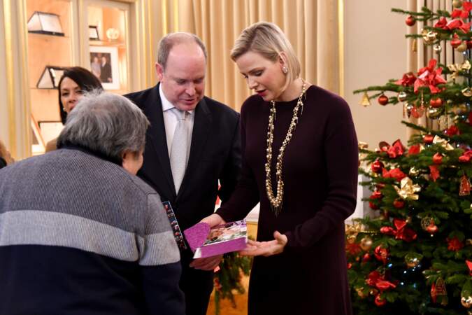 Le prince Albert et la princesse Charlène ont reçu une jolie surprise à la Croix-Rouge monégasque lors de la distribution de cadeaux