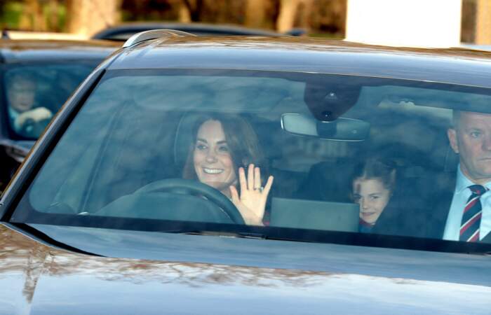 A bord d'un autre véhicule, Kate Middleton et la princesse Charlotte arrivent au traditionnel déjeuner de la reine Elizabeth II à Londres, le 18 décembre 2019
