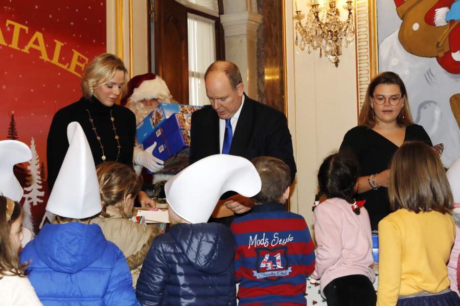 La princesse Charlène, le prince Albert II de Monaco et Camille Gottlieb ont reçu un groupe d'enfants, au palais des Princes de Monaco, le mercredi 18 décembre 2019.