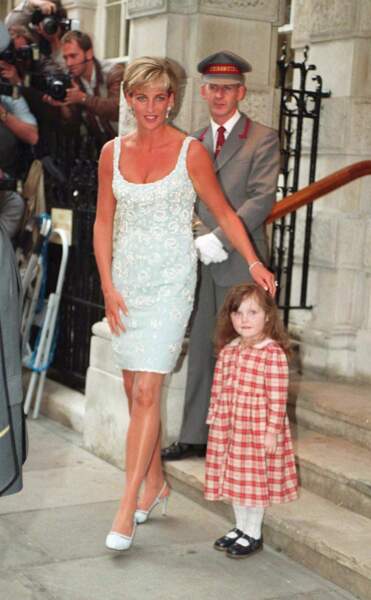 La princesse Diana dans une robe Catherine Walker, accessoirisée de boucles d'oreilles pendantes en diamants et perles, à Londres en 1997. 