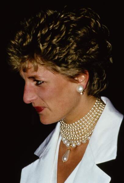 La princesse Diana en 1993 avec son collier cascade de perles, constitué d'un ras-de-cou de huit rangs de perles, auquel elle a ajouté un collier pendentif en forme de goutte. 