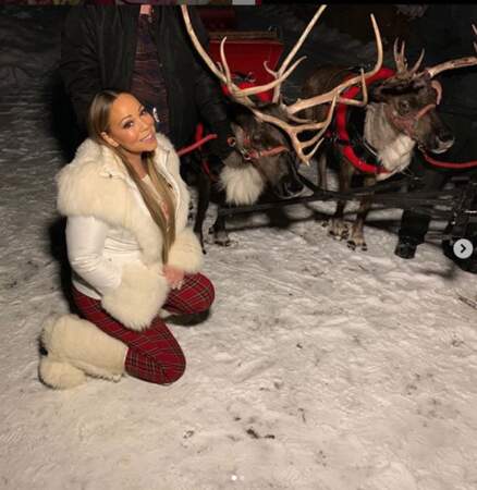 Le 25 décembre, Mariah Carey, les genoux dans la neige, posait près des rennes du Père Noël pour un moment magique.