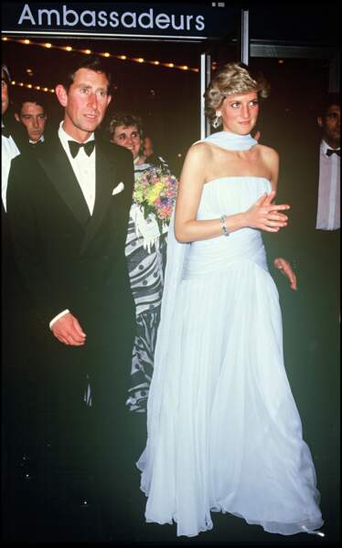 Le princesse Charles et la princesse Diana lors du Festival de Cannes 1987. Lady Di porte une robe bleu ciel Catherine Walker, accessoirisée de boucles d'oreilles en aigue-marine et diamants. 