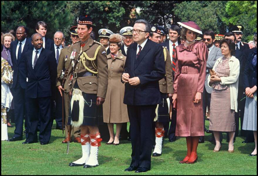 Le prince Charles et la princesse Diana lors d'un voyage en Italie en 1985. Elle porte un choker à trois rangées de perle offert par sa famille pour ses 18 ans.