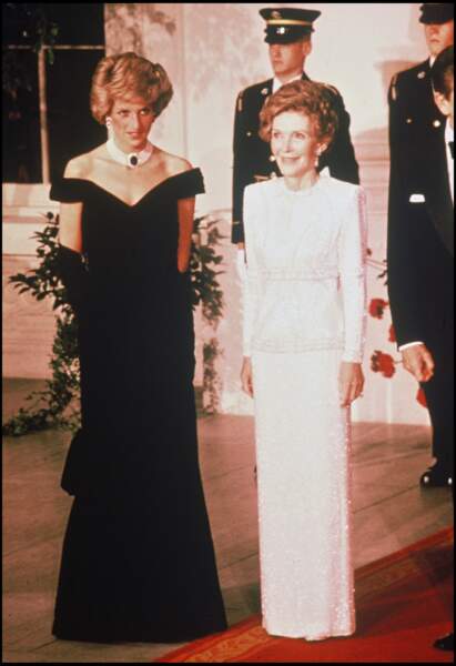 La princesse Diana en visite aux USA, aux côtés de la première dame Nancy Reagan en 1985. Elle porte un collier en perle et en saphir. 
