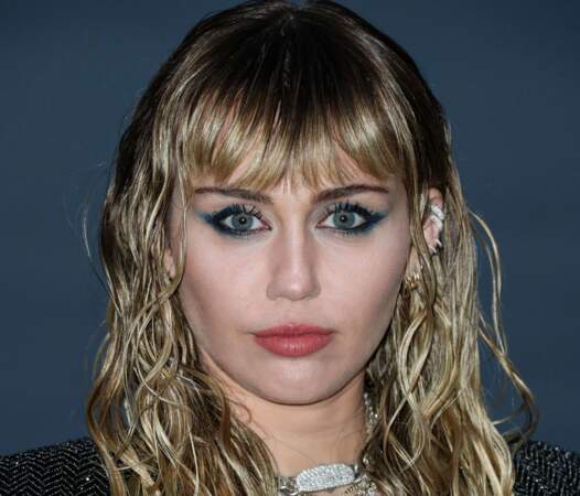 Miley Cyrus et son smoky bleu canard