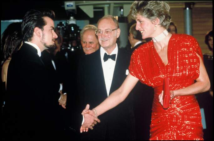 La princesse Diana avec l'acteur Charlie Sheen lors de la première du film "Hot Shots" à Londres en 1991. Elle porte en collier ras-de-cou en perles, diamants et rubis.