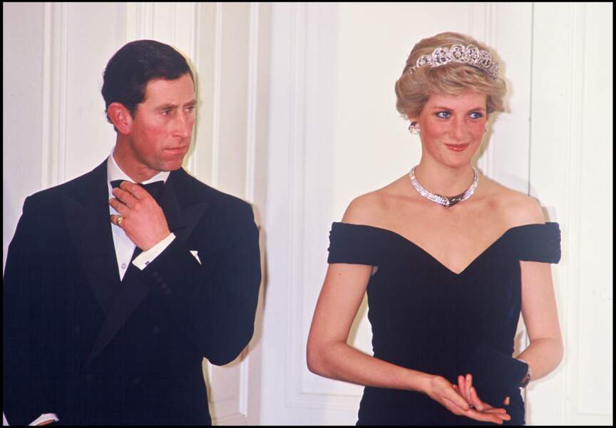 Le prince Charles et la princesse Diana lors d'un voyage en Allemagne en 1987. Elle porte une parure en forme de croissant de lune composé de boucles d'oreilles, d'un collier et d'un bracelet en diamant et saphir. 