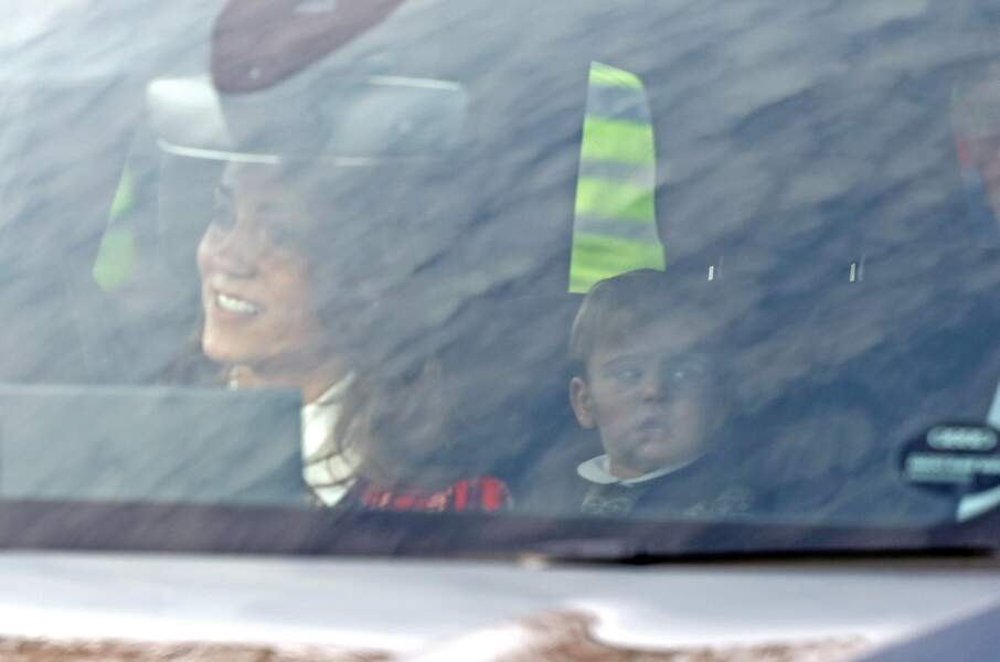 Kate Middleton arrivant avec le prince Louis à Buckingham le 18 décembre 2019 : il s'agissait du premier déjeuner de Noël au palais pour le dernier né des Cambridge, qui a fêté son premier anniversaire le 23 avril.