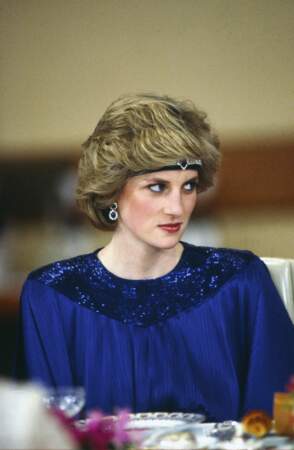 La princesse Diana, dans une robe bleu nuit dessiné par le couturier Yuki Torimaru, accessoirisée d'un bijou de tête en saphir, lors d'un voyage au Japon en 1986.