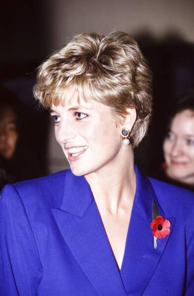 Lady Diana à Seoul lors de sa visite en Corée du Sud en novembre 1992, portant une paire de boucles d'oreilles en perles, saphir et rubis. 