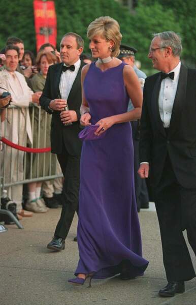 La princesse Diana lors d'une soirée à Chicago en 1996 portant une robe longue de soirée violette et un collier de perles, diamants et rubis. 