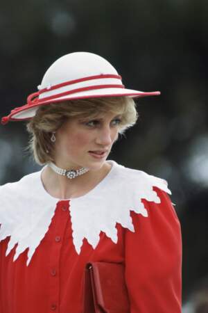 La princesse Diana lors d'un voyage en Australie en 1983. Elle porte un choker à trois rangées de perle qui lui a été offert par sa famille à l'occasion de son 18e anniversaire. 
