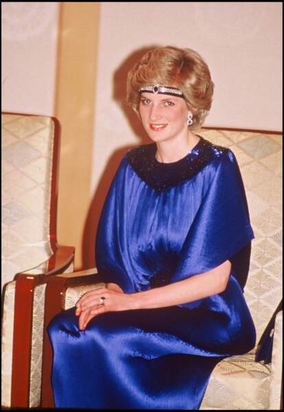 Lady Diana portant un bijou de tête en saphir, lors d'un voyage au Japon en 1986.