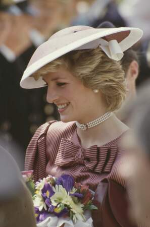 La princesse Diana et son choker en perles, lors d'un voyage en Italie en 1985.