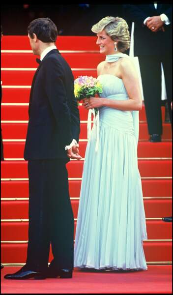 Le princesse Charles et la princesse Diana lors de la montée des marches du Festival de Cannes 1987. Lady Di porte de sublimes boucles d'oreilles en aigue-marine et diamants. 