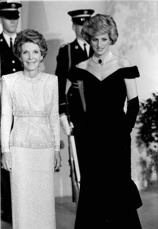 La princesse Diana et Nancy Reagan lors d'un voyage officiel aux Etats-Unis en 1985. Elle porte un collier en parle ras-de-cou rehaussé d'une broche en saphir.