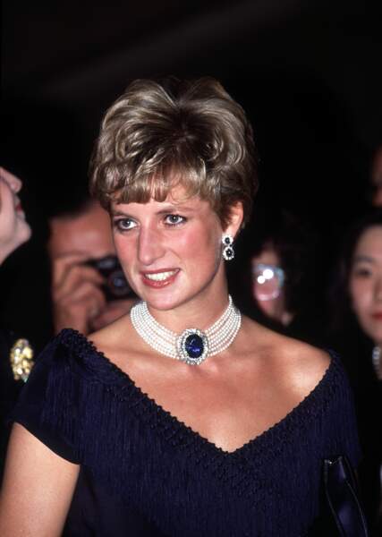La princesse Diana et son collier en perles et en saphir offert par la reine mère lors de son mariage avec le prince Charles. l