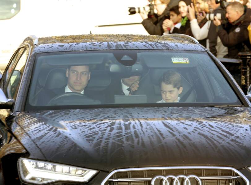 Le prince William arrivant à Buckingham avec son aîné George le 18 décembre 2019 : le petit prince était assis au côté de son père, mais dans un siège adapté, dans le respect des lois anglaises.