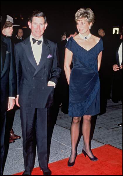 Le prince Charles et la princesse Diana lors d'un voyage au Canada en 1991. Lady Diana porte son fameux collier en perles et en saphir offert par la reine.