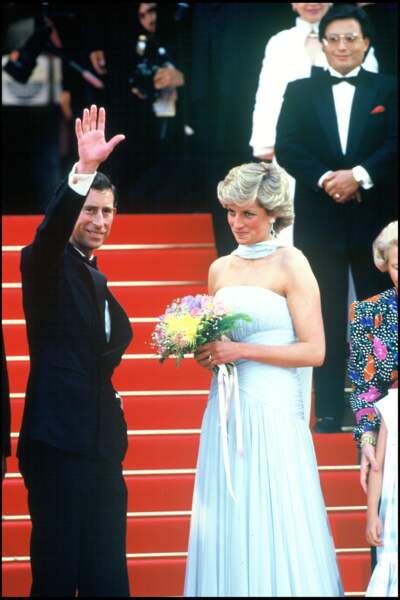 Le prince Charles et Lady Diana (en robe Catherine Walker) et boucles d'oreilles en aigue-marine et diamant, lors du festival de Cannes 1987.