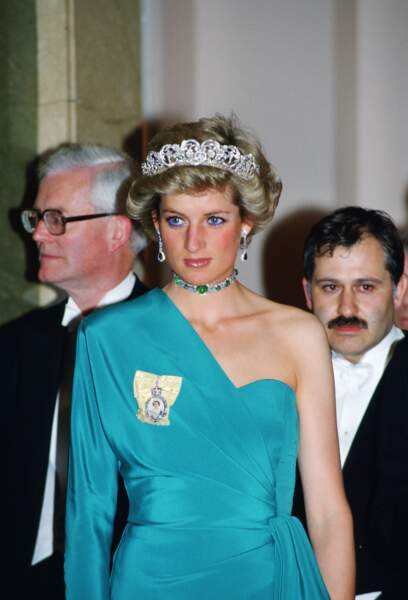 Lady Diana portant la tiare de la famille Spencer et un collier en émeraudes, lors d'une réception à Londres en 1988.
