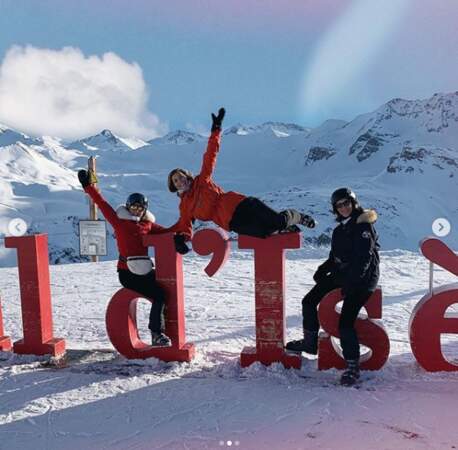 Camille Cerf passait aussi ses vacances de Noël 2018 avec des proches à la station de ski de Val d’Isère. 