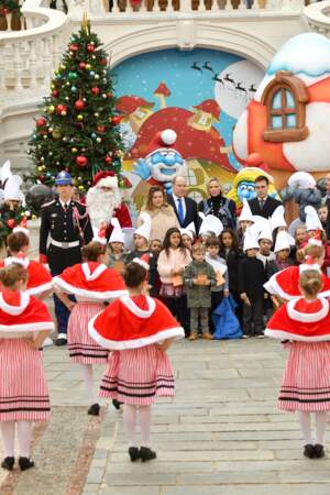 Un spectacle de petites filles déguisées en mères Noël, était également organisé.
