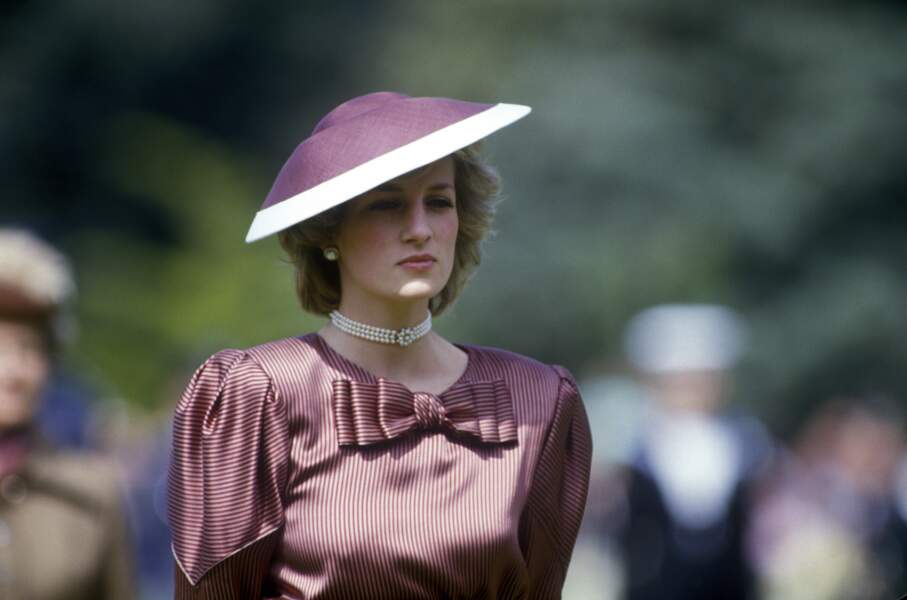 La princesse Diana, dans une robe à rayures signée Catherine Walker, accessoirisé d'un choker en perles, lors d'un voyage en Italie en 1985.