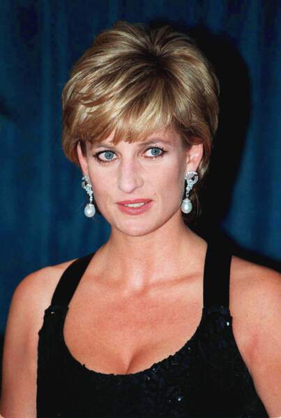 La princesse Diana lors d'une remise de prix à New York le 11 décembre 1996. Elle porte une robe du créateur Jacques Azagury, et des boucles d'oreilles pendantes en perle. 