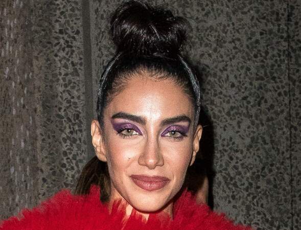 La mannequin Jessica Kahawaty avec un aplat violet