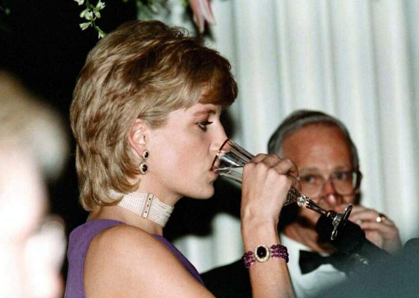 La princesse Diana lors d'une soirée à Chicago en 1996 portant un collier constitué de onze rangs de perles, rehaussé de diamants et de rubis. 