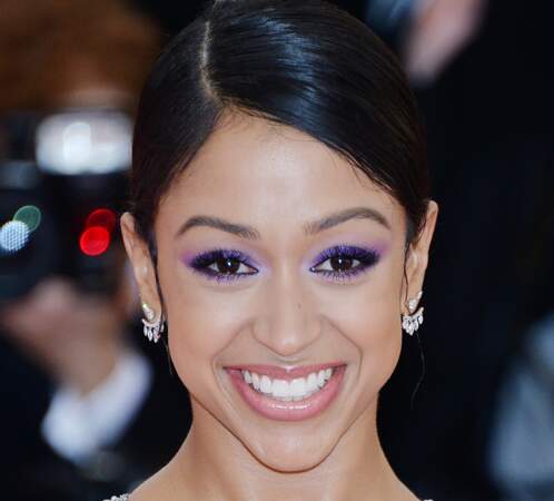 Liza Koshy avec un violet pailleté intense pour habiller ses yeux marrons