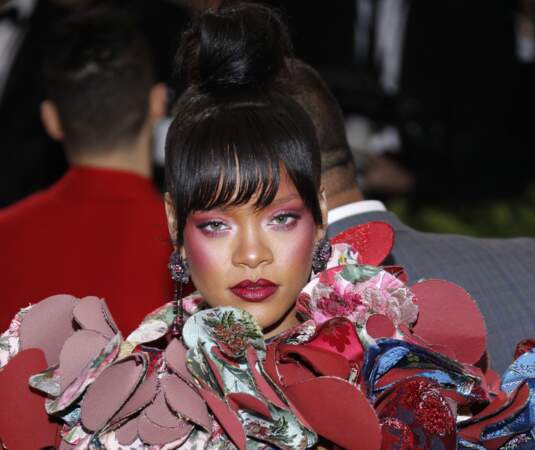 Rihanna et son look fleur qui habille son regard comme un pétale rehaussé d'une touche irisée