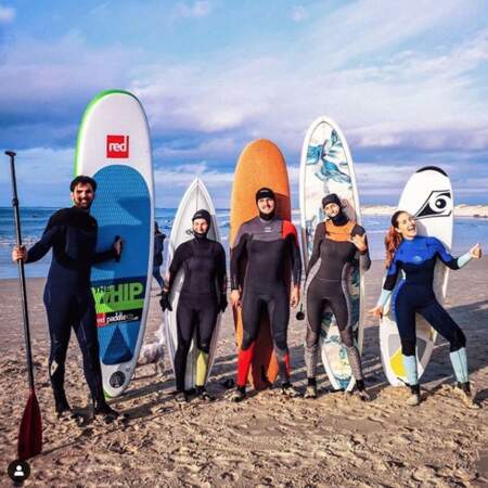 Pour Laury Thilleman, c'est surf en famille sur une plage de Bretagne. Le sable et le soleil oui, mais pour la chaleur c'est pas sûr...