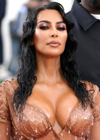 Style sirène pour Kim Kardashian huilée des cheveux au décolleté