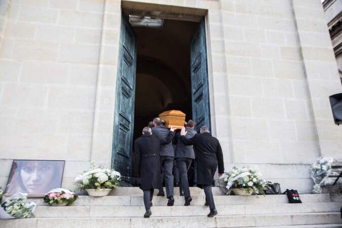 Le cercueil d'Anna Karina arrive à la chapelle du Père Lachaise, le samedi 21 décembre, à Paris.