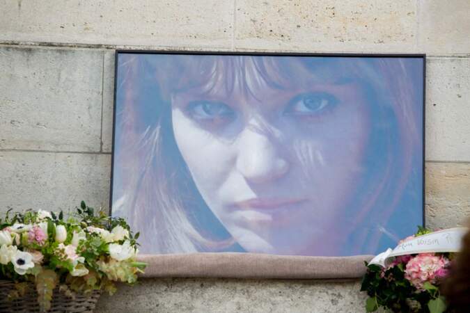 Une photo d'Anna Karina, déposée sur le parvis de la chapelle du Père Lachaise.
