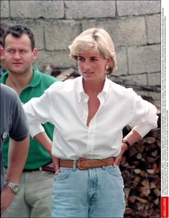 La Princesse Diana en 1997 lors d'un meeting important entre divers pays, n'hésitait pas à mettre des jeans lors d'évènements importants.