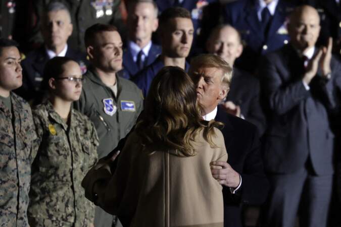 Melania et Donald Trump échangent une rare marque d'affection, le 20 décembre 2019 dans le Maryland