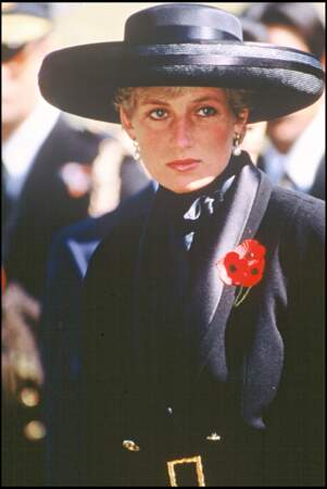 La princesse Diana portait le même type de tenue que Meghan Markle lors des Remembrance Day lorsqu'elle était mariée au prince Charles.