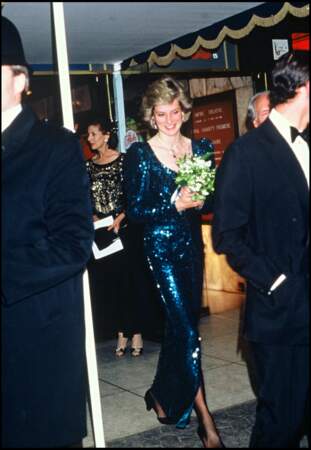 La princesse Diana se rendait à la première d'un film dans sa jolie robe pailletée. 