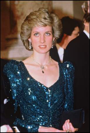 Lors d'une visite à Viennes, la princesse Diana, avait elle aussi choisi de porter une robe longue à sequins. 