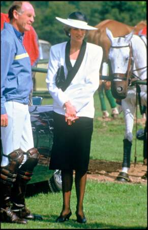 La princesse Diana lors d'une rencontre de polo en 1985, dans le même look graphique. 