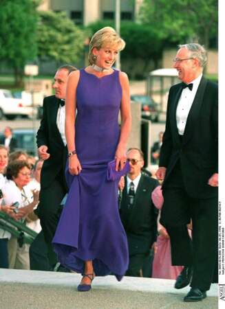 Lady Diana aimait porter des robes longues violette lors d'une soirée à Chicago. 