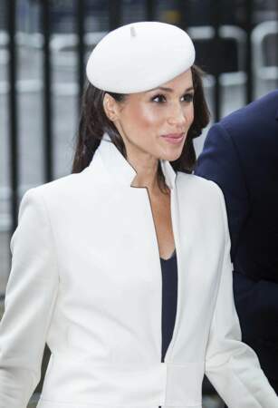 Meghan Markle aime aussi le style virginal comme ce manteau blanc signé Amanda Wakeley et un béret Stephen Jones à l'abbaye de Westminster en mars 2018. 