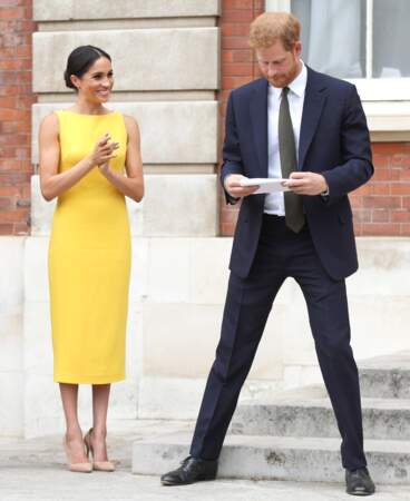 Le 5 juillet 2018, Meghan Markle et le prince Harry assistaient à la réception "Your Commonwealth Youth Challenge" au Marlborough House à Londres. Meghan Markle ose une robe jaune canari de Brandon Maxwell. 